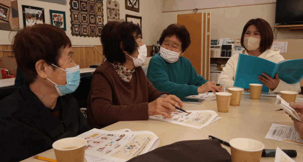 他県でいきいき百歳体操を取り入れ地域の健康維持に取り組む講師の方とフレイル度チェック